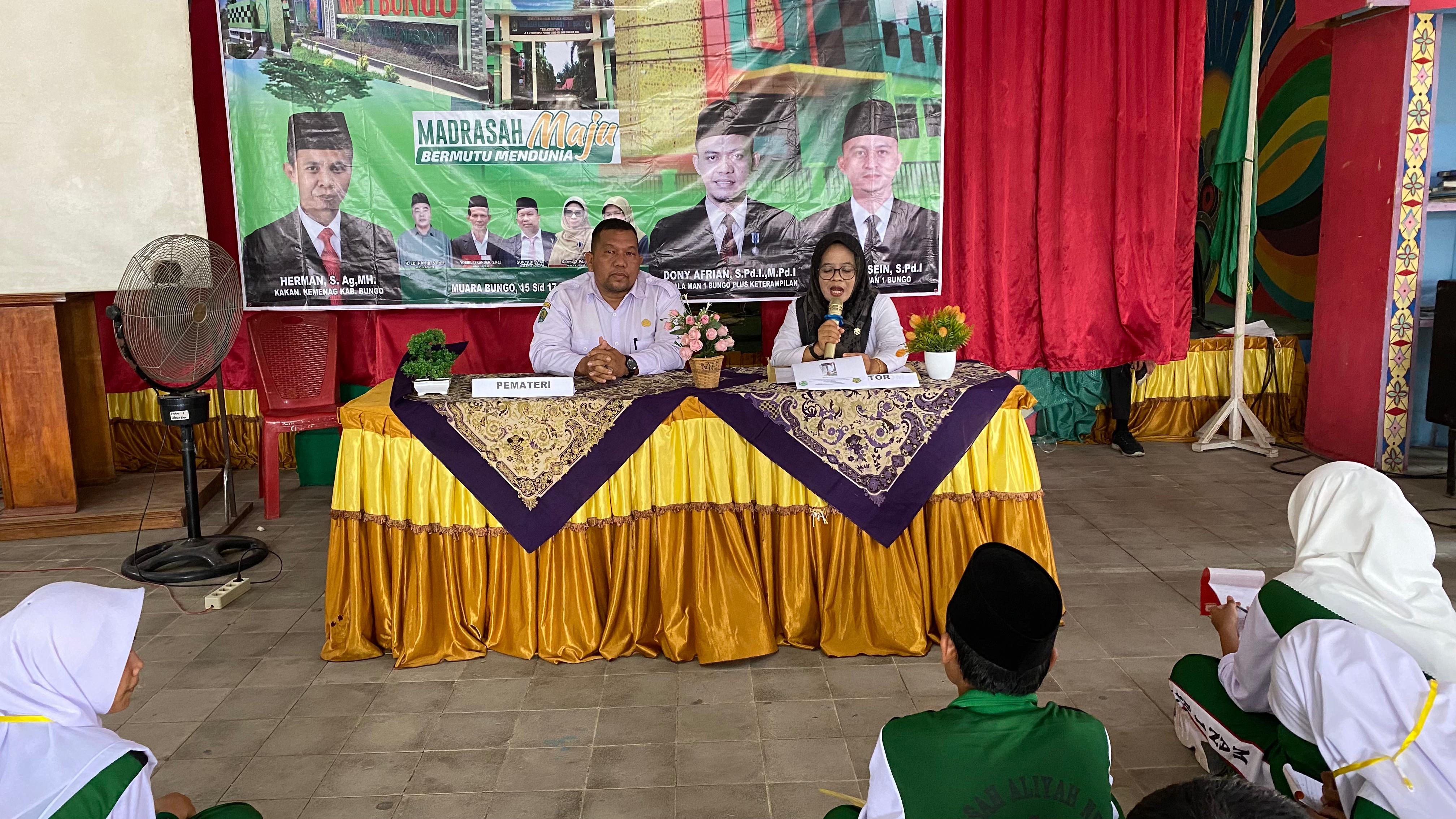 WAKA HUMAS TIK SAMPAIKAN MATERI NILAI -NILAI MADRASAH PADA KEGIATAN MATSAMA