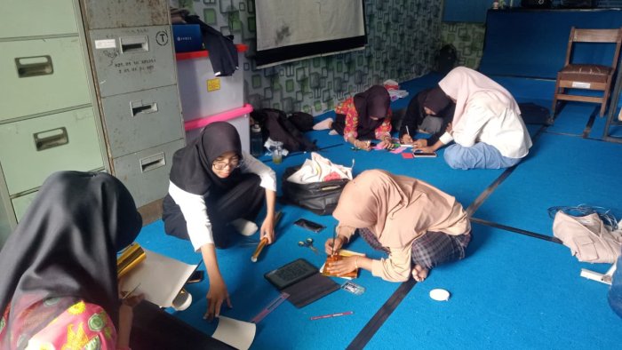 Anggota OSIM MAN 1 Bungo Lembur Siapkan Hari Guru