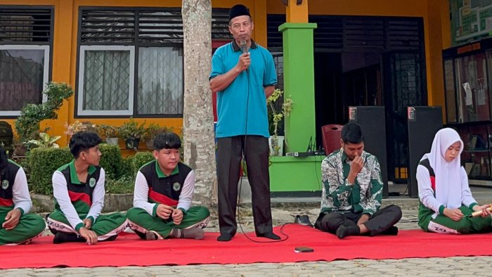Tutup Jumat Religi dengan Khidmat, Pembina Rohis MAN 1 Bungo Sampaikan Kultum Penyejuk Qalbu