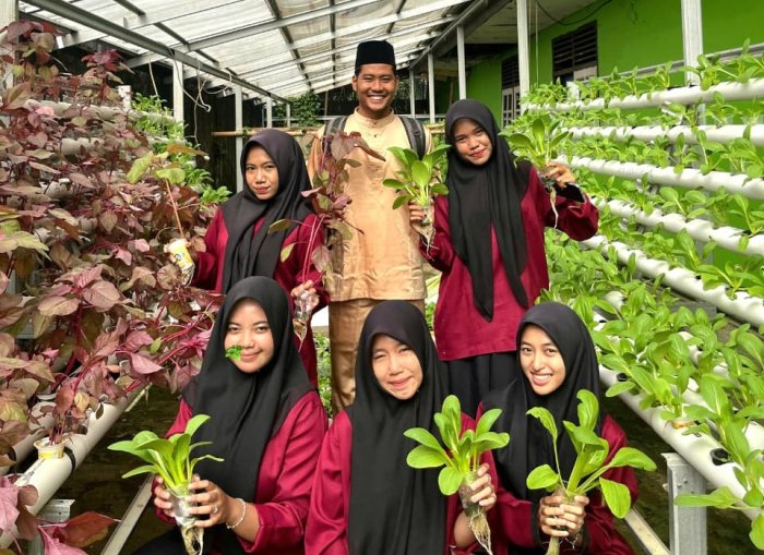 Program PKL MAN 1 Bungo Antarkan Siswa Kelas XII Sukses Panen Sayuran Hidroponik