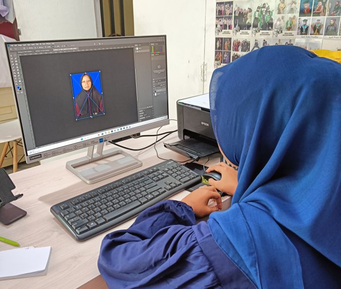 Siswa MAN 1 Bungo Asah Editing Foto dengan Photoshop