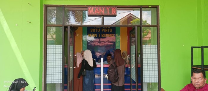 Panitia PMB MAN 1 Bungo Siaga Layani Daftar Ulang Panitia PMB MAN 1 Bungo Siaga Layani Daftar Ulang