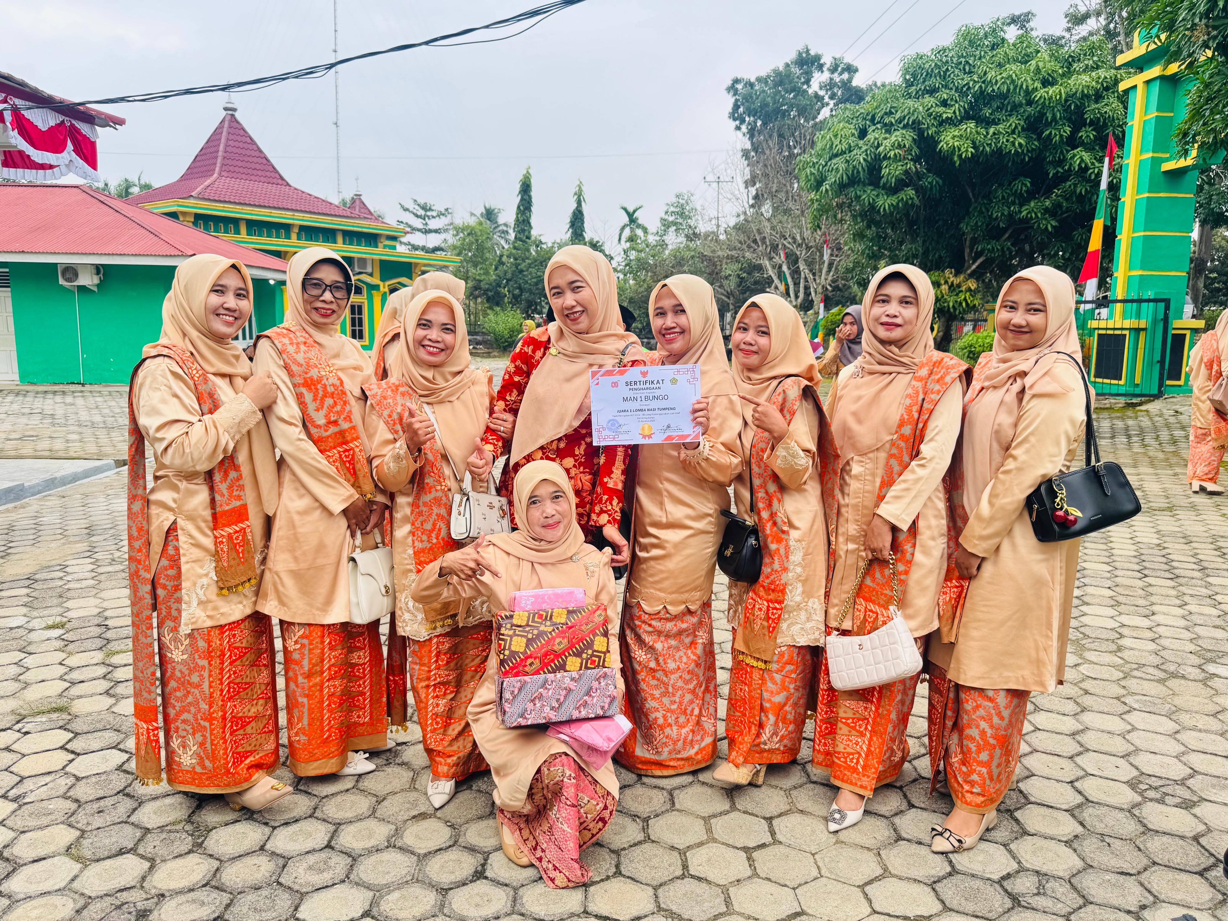 MAJELIS GURU DAN STAF MAN 1 BUNGO IKUTI UPACARA HUT KE-80 RI DI KANTOR KEMENAG BUNGO 