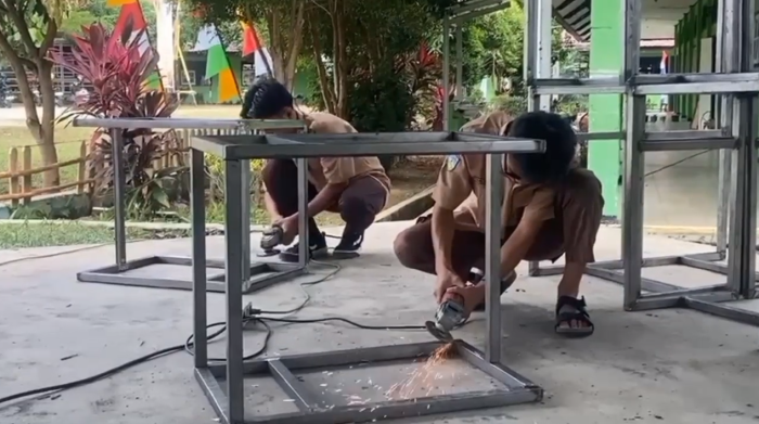 Siswa Kelas XI IPS 2 MAN 1 Bungo Melaksanakan Praktik Mengelas untuk Membekali Keterampilan Teknis