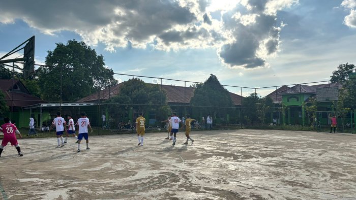 XII MIPA 3 dan XII MIPA 1 Bertarung di Futsal Porseni