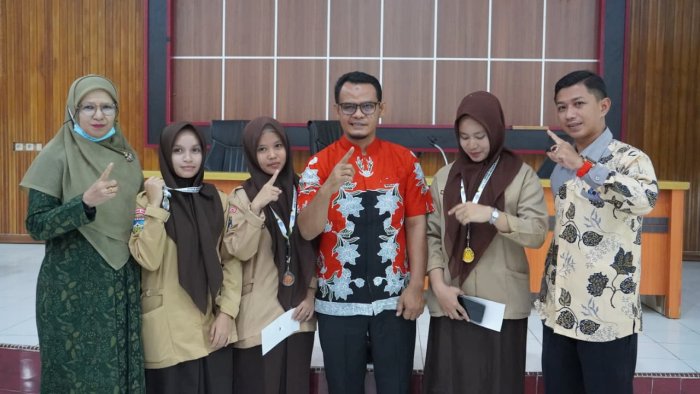 Sapu Bersih Juara OMI Ekonomi Tingkat Kabupaten Bungo, Siswa MAN 1 Bungo Foto Bersama Kepala Madrasah Sapu Bersih Juara OMI Ekonomi Tingkat Kabupaten Bungo, Siswa MAN 1 Bungo Foto Bersama Kepala Madrasah