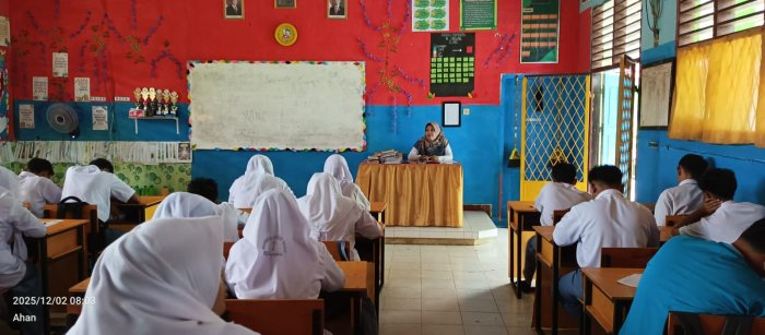 Siswa MAN 1 Bungo Tetap Semangat Belajar Meski Diguyur Hujan Siswa MAN 1 Bungo Tetap Semangat Belajar Meski Diguyur Hujan