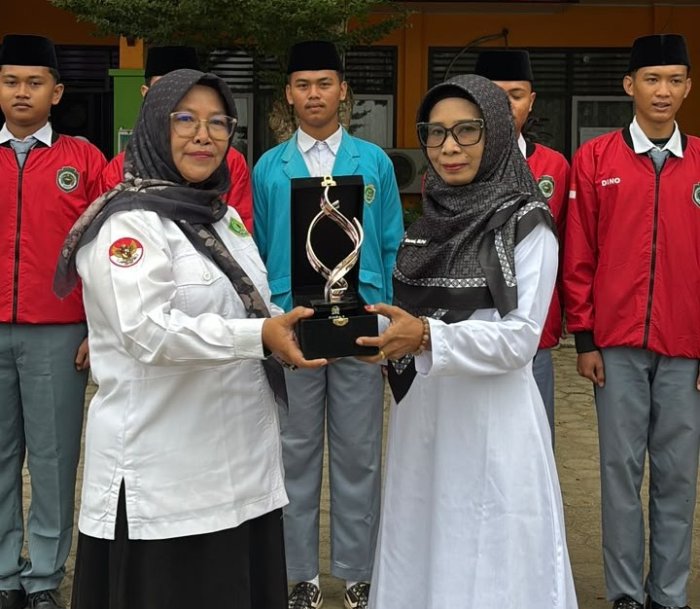 MAN 1 Bungo Terima Piala Juara II LKBB Provinsi Jambi MAN 1 Bungo Terima Piala Juara II LKBB Provinsi Jambi