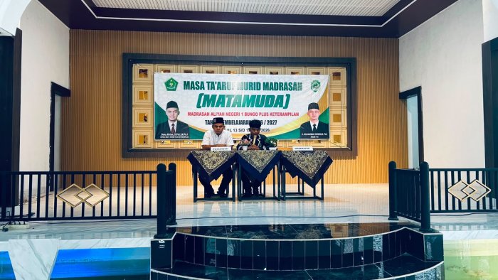 Kepala MAN 1 Bungo, Wakamad Akademik dan Humas Bekali Murid Baru pada Hari Pertama MATAMUDA 2026 Kepala MAN 1 Bungo, Wakamad Akademik dan Humas Bekali Murid Baru pada Hari Pertama MATAMUDA 2026