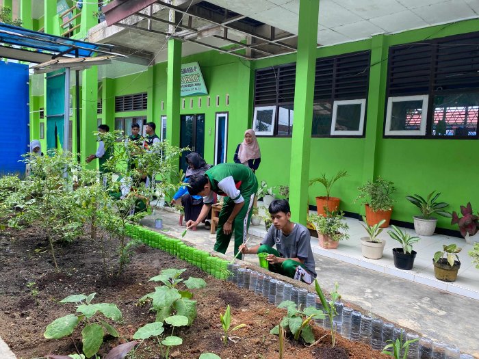 Siswa MAN 1 Bungo Gelar Gotong Royong Taman Kelas