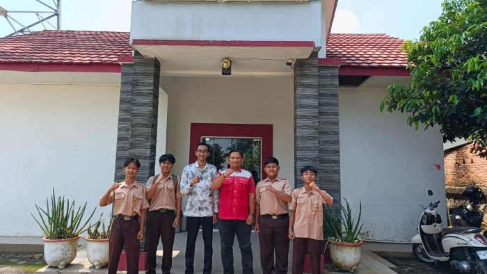 Guru MAN 1 Bungo Jemput Siswa PKL di PT Telkom