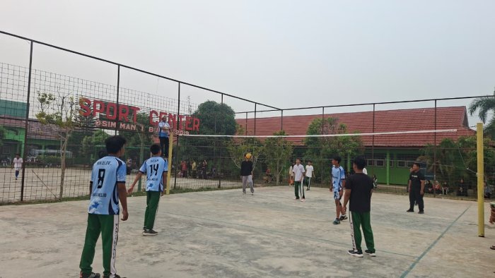 PORSENI XII MAN 1 Bungo: Duel Sengit Voli Putra XII IPA 1 vs X IPA 2 Warnai Kompetisi PORSENI XII MAN 1 Bungo: Duel Sengit Voli Putra XII IPA 1 vs X IPA 2 Warnai Kompetisi