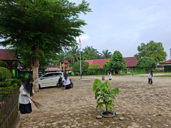 Guru MAN 1 Bungo Laksanakan Gotong Royong Lingkungan, Implementasi Nyata Program Ekoteologi Guru MAN 1 Bungo Laksanakan Gotong Royong Lingkungan, Implementasi Nyata Program Ekoteologi