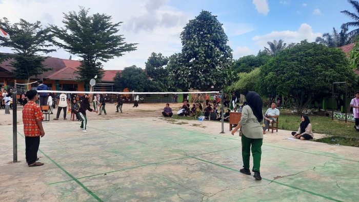 Pertandingan Badminton Putri X IPA 1 vs X IPS 2 di PORSENI XI Berlangsung Ketat