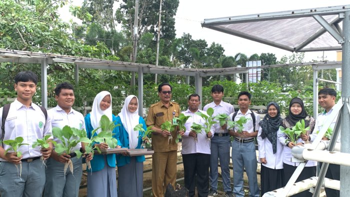Siswa MAN 1 Bungo Panen Raya Hidroponik di Dinas Pertanian