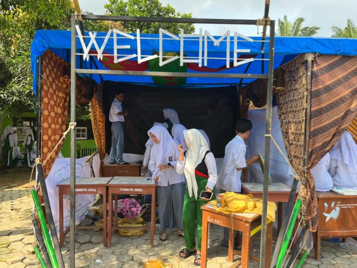 Siswa Kelas XI IPS 2 MAN 1 Bungo Hias Stand untuk PORSENI