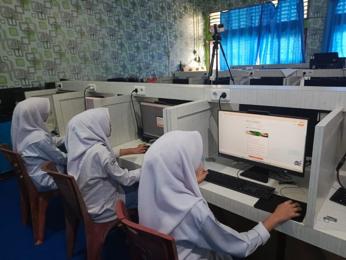 Siswa MAN 1 Bungo Tetap Semangat Belajar di Tengah Hujan Siswa MAN 1 Bungo Tetap Semangat Belajar di Tengah Hujan