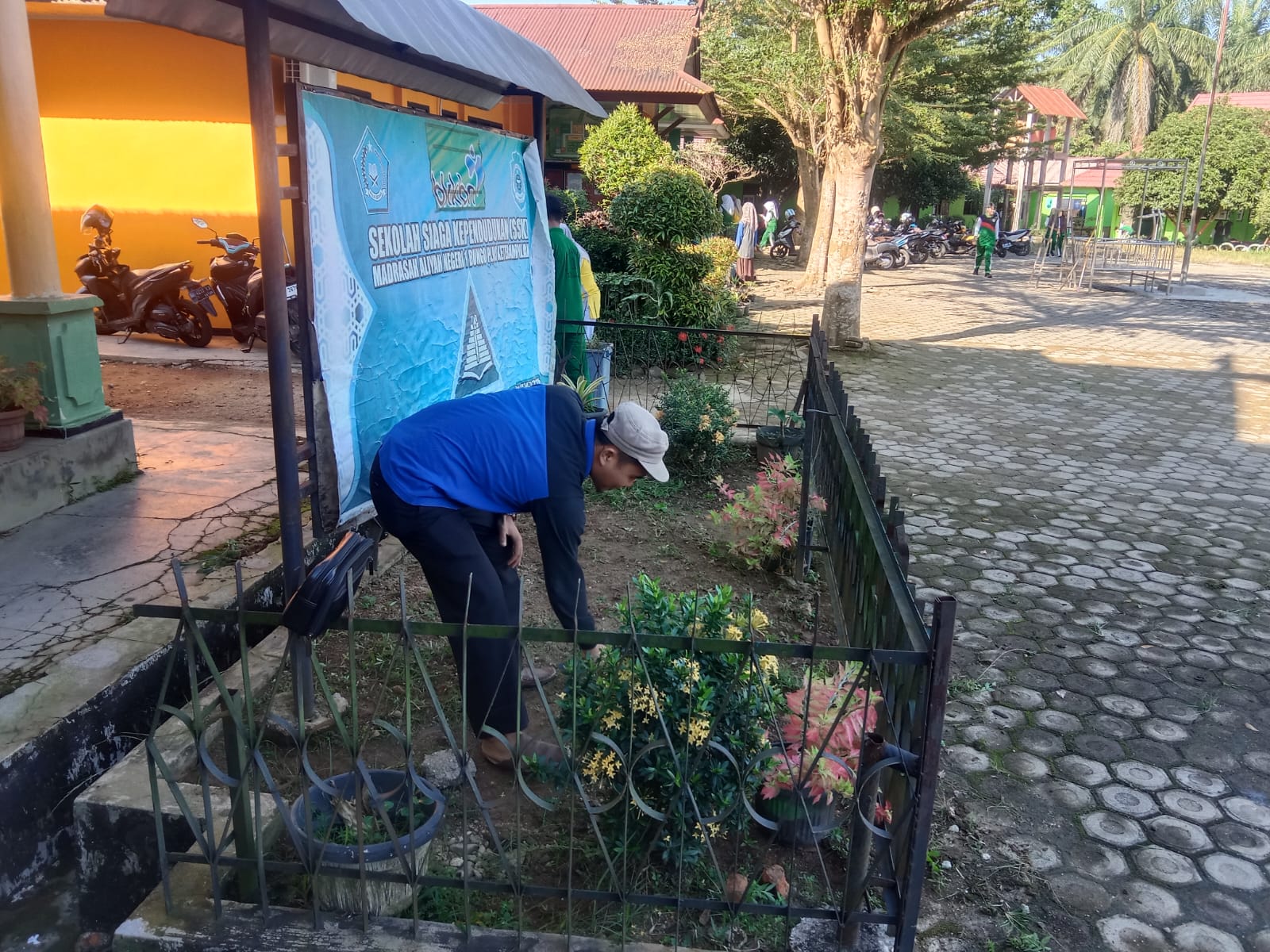 MAN 1 Bungo Laksanakan Kegiatan Gotong Royong Sambut Hari Pertama Masuk Sekolah Pasca Libur Idul Fitri 1446 H