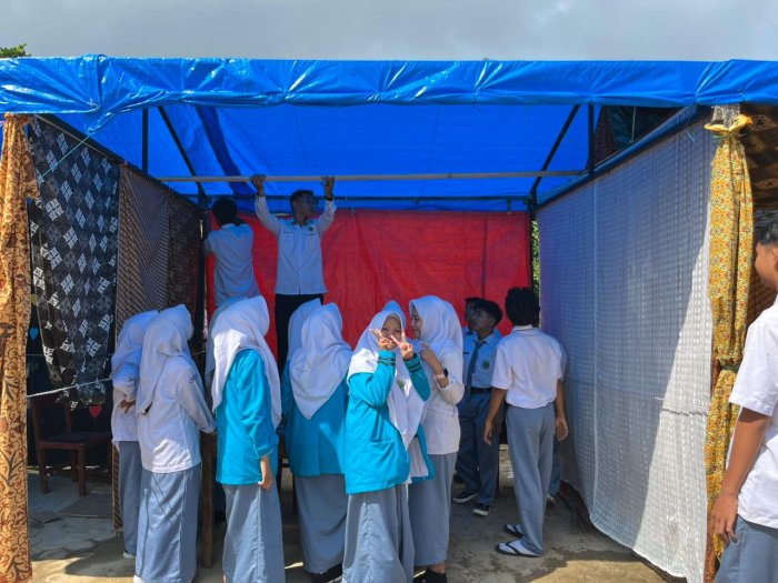 Siswa Kelas X IPS 2 MAN 1 Bungo Antusias Hias Stand PORSENI di Lapangan Utama