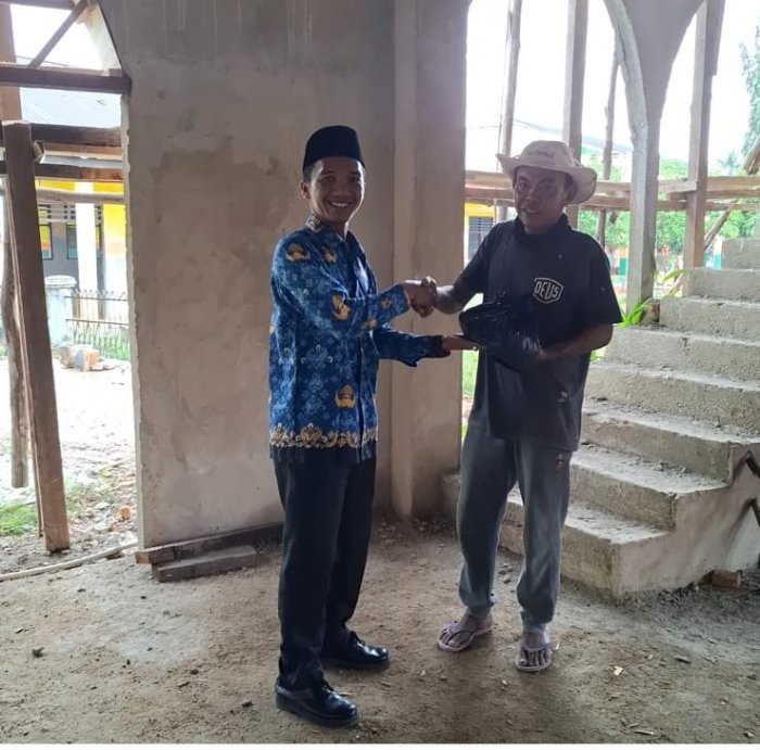 Tenaga Kependidikan MAN 1 Bungo Wujudkan Gerakan Kemenag Berbagi