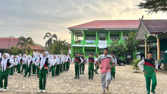 Pembina OSIM Syamsul Bahri Pimpin Senam Pagi, Siswa MAN 1 Bungo Semangat Awali Tahun Pelajaran 2026/2027 Pembina OSIM Syamsul Bahri Pimpin Senam Pagi, Siswa MAN 1 Bungo Semangat Awali Tahun Pelajaran 2026/2027