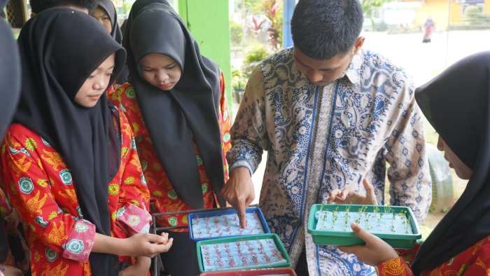 Siswa PKL Hidroponik Lakukan Pengecekan Bibit Tanaman Pasca Apel Pembukaan