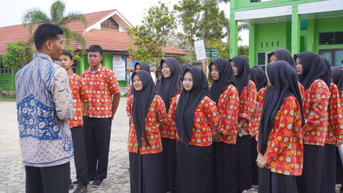 Siswa Kelas XII Keterampilan Hidroponik Laksanakan Apel Pembukaan Hari Keempat Magang