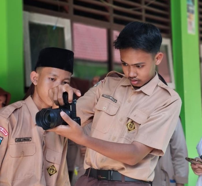 Anggota ICT Club MAN 1 Bungo Latihan Fotografi Luar Ruangan, Asah Teknik Pengambilan Gambar dengan Kamera Anggota ICT Club MAN 1 Bungo Latihan Fotografi Luar Ruangan, Asah Teknik Pengambilan Gambar dengan Kamera