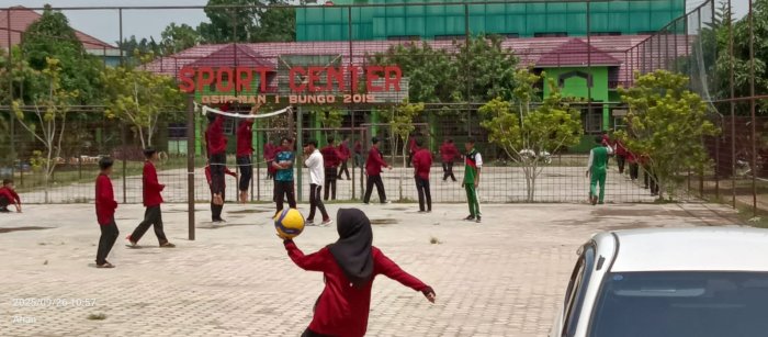 Siswa MAN 1 Bungo Semangat Ikuti Praktik Olahraga di Lapangan