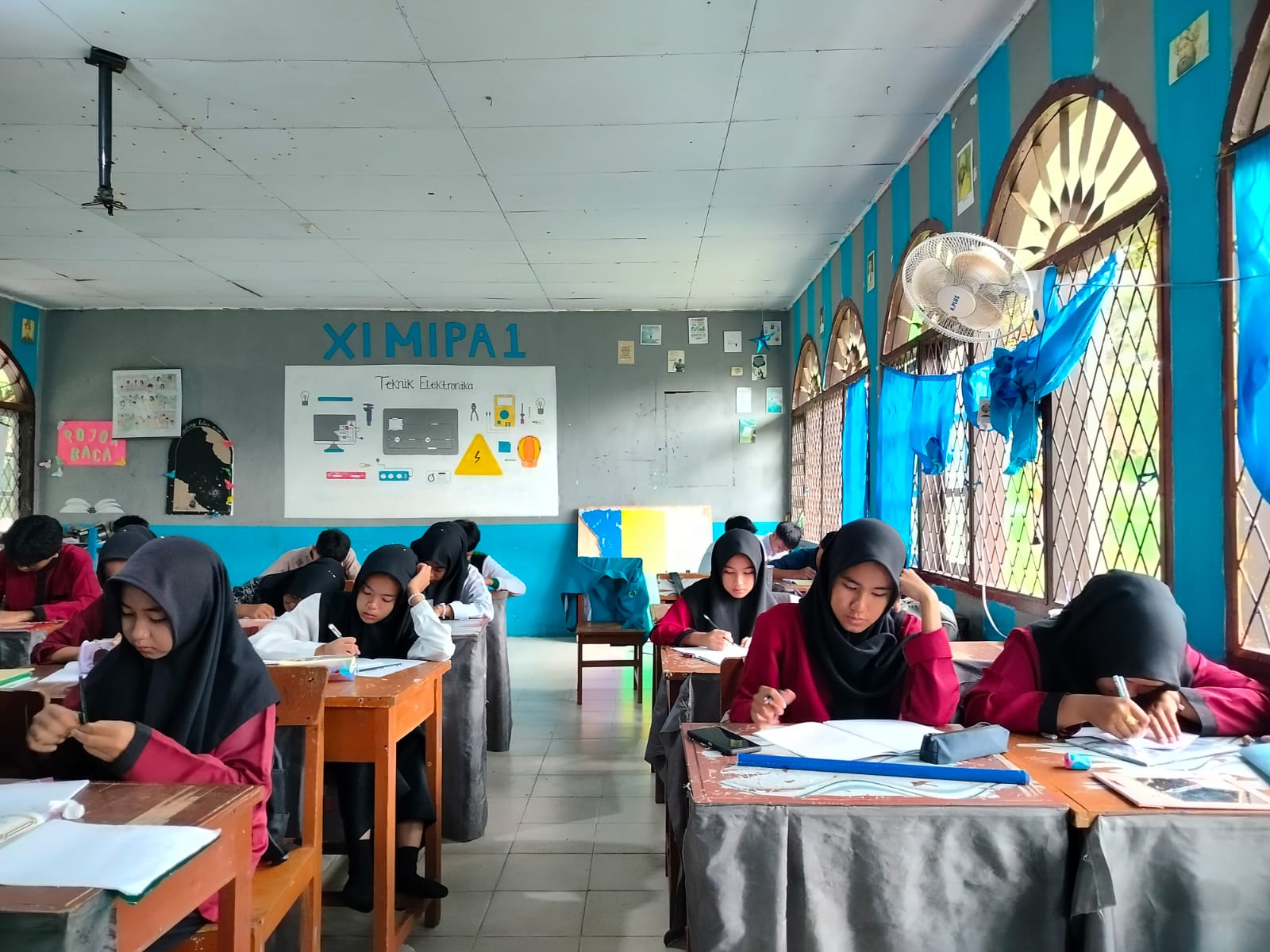 CABANG KEAGAMAAN KALIGRAFI MAN 1 BUNGO MELATIH SISWA/I UNTUK CINTA QURAN DAN MAMPU BERKARYA MENULIS AYAT SUCI AL-QURAN DENGAN INDAH