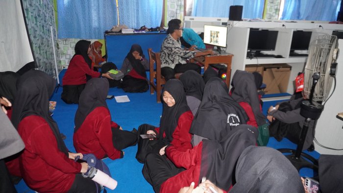 ICT Club MAN 1 Bungo Gelar Latihan Rutin: Bahas Divisi Keanggotaan dan Tipografi Konten Media Sosial