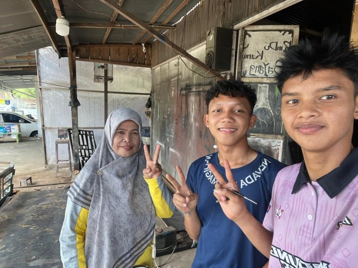 Guru MAN 1 Bungo Pantau Siswa PKL di Bengkel Las Jaya Abadi