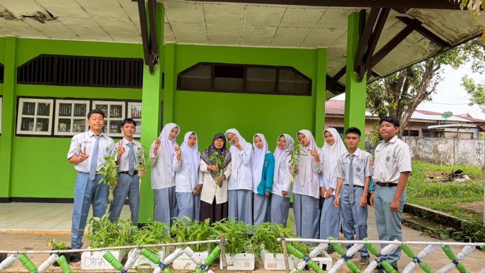 Siswa XI IPS 2 MAN 1 Bungo Panen Kangkung Hidroponik Perdana