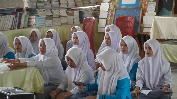 Giat Literasi: Siswa XI MIPA 1 Bedah Karya Lewat Resensi Film di Perpustakaan MAN 1 Bungo