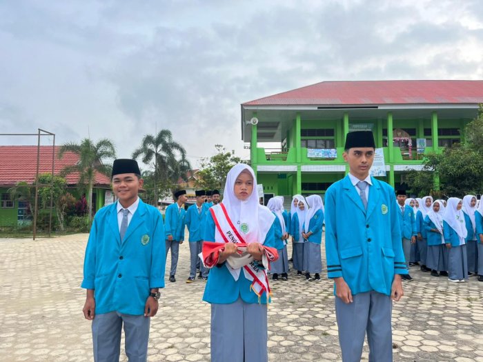Siswa MAN 1 Bungo Tetap Semangat Ikuti Upacara di Tengah Cuaca Mendung