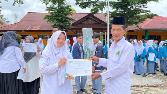 X Bahasa Raih Juara Umum Tiga Porseni MAN 1 Bungo