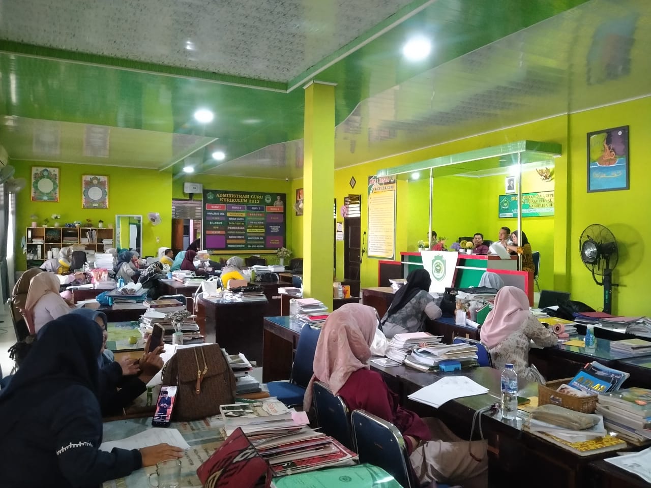 Hujan Lebat Tak Surutkan Dedikasi Guru MAN 1 Bungo dalam Mengajar