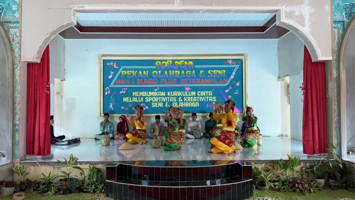 Sanggar Seni MAN 1 Bungo Tampilkan Tari dengan Musik Tradisional Live