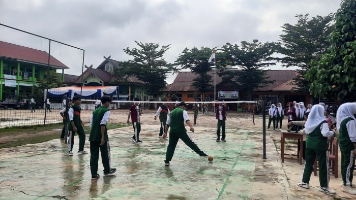 X IPS 3 dan X MIPA 1 Tampilkan Duel Takraw Seru di MAN 1 Bungo