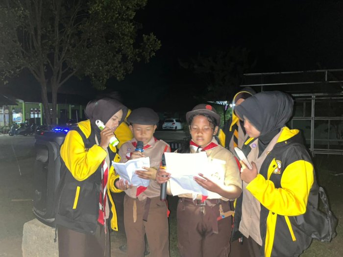 Pramuka MAN 1 Bungo Latih Siswa SD di Sungai Mengkuang