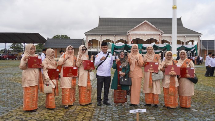 Guru MAN 1 Bungo Terima Satyalencana Karya Satya