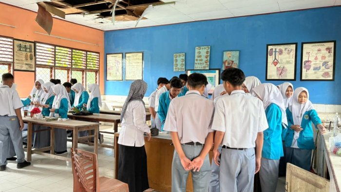 Siswa Kelas XI MIPA 3 MAN 1 Bungo Praktikum Pembuatan Indikator Alami