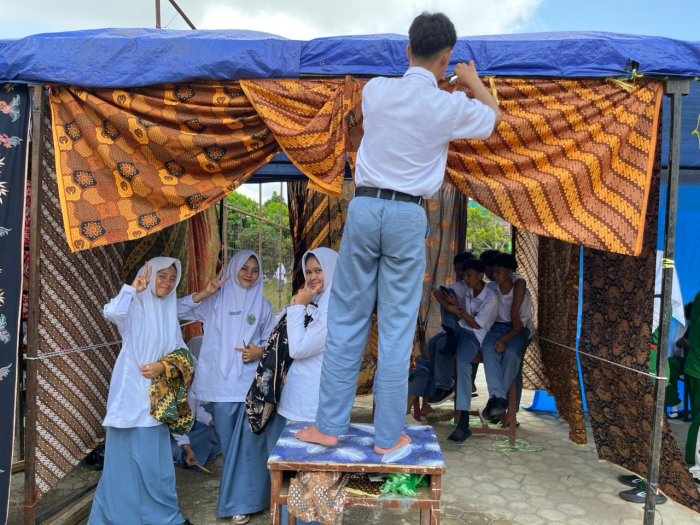 Siswa X IPS 3 MAN 1 Bungo Hias Stand PORSENI 2025