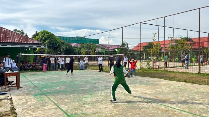Atlet Badminton Putri X IPS 2 Raih Juara Tiga PORSENI MAN 1 Bungo