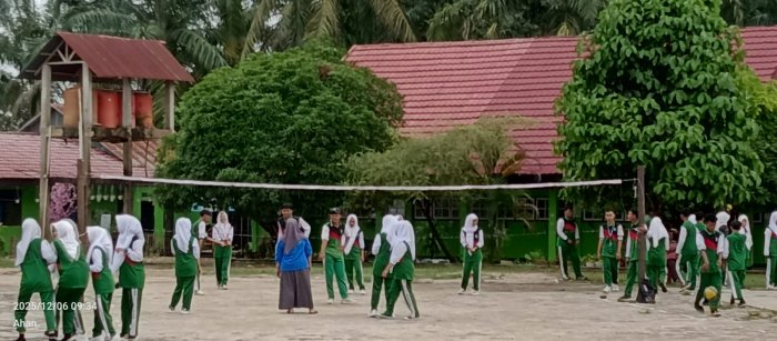 Siswa MAN 1 Bungo Semangat Ikuti Classmeeting Meski Lapangan Basah