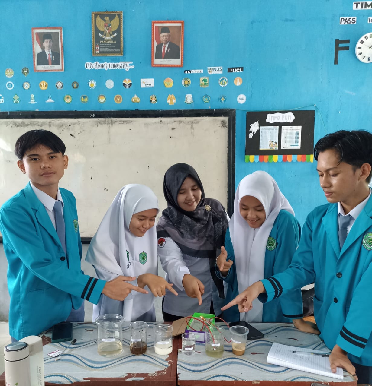 LAKSANAKAN PRAKTIKUM PENGUJIAN DAYA HANTAR LISTRIK DALAM PEMBELAJARANÂ KIMIA