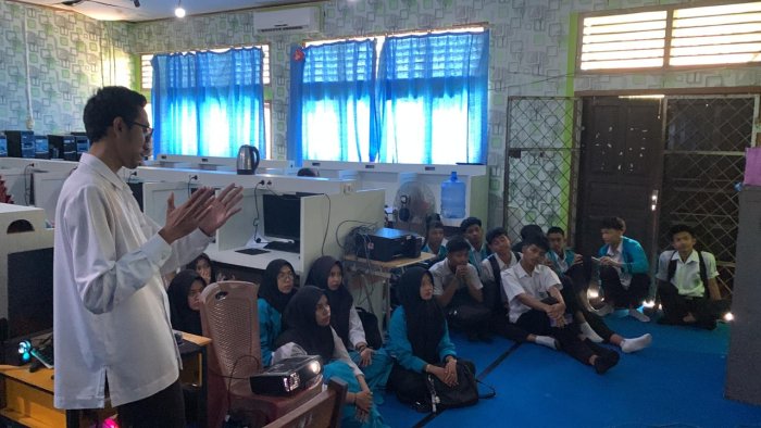 Guru Pembimbing Berikan Arahan PKL di MAN 1 Bungo