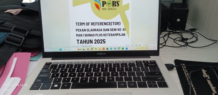 Hari Libur Digunakan Untuk Selesaikan Laporan: Keseriusan Ibu S S Ningsih Sebagai Sekretaris Porseni Ke-Xi