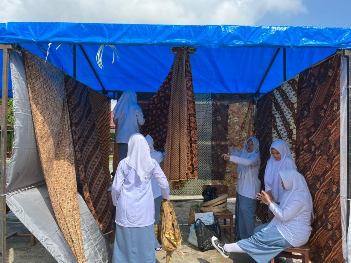 Siswa Kelas X IPA 1 MAN 1 Bungo Antusias Hias Stand untuk PORSENI 2025