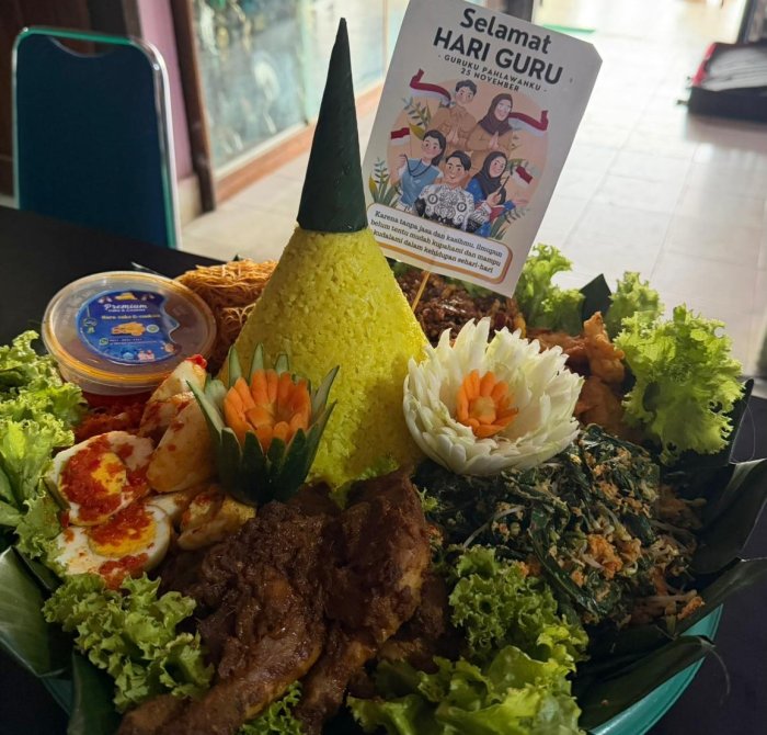 Tumpeng Meriah Warnai Hari Guru Nasional di MAN 1 Bungo